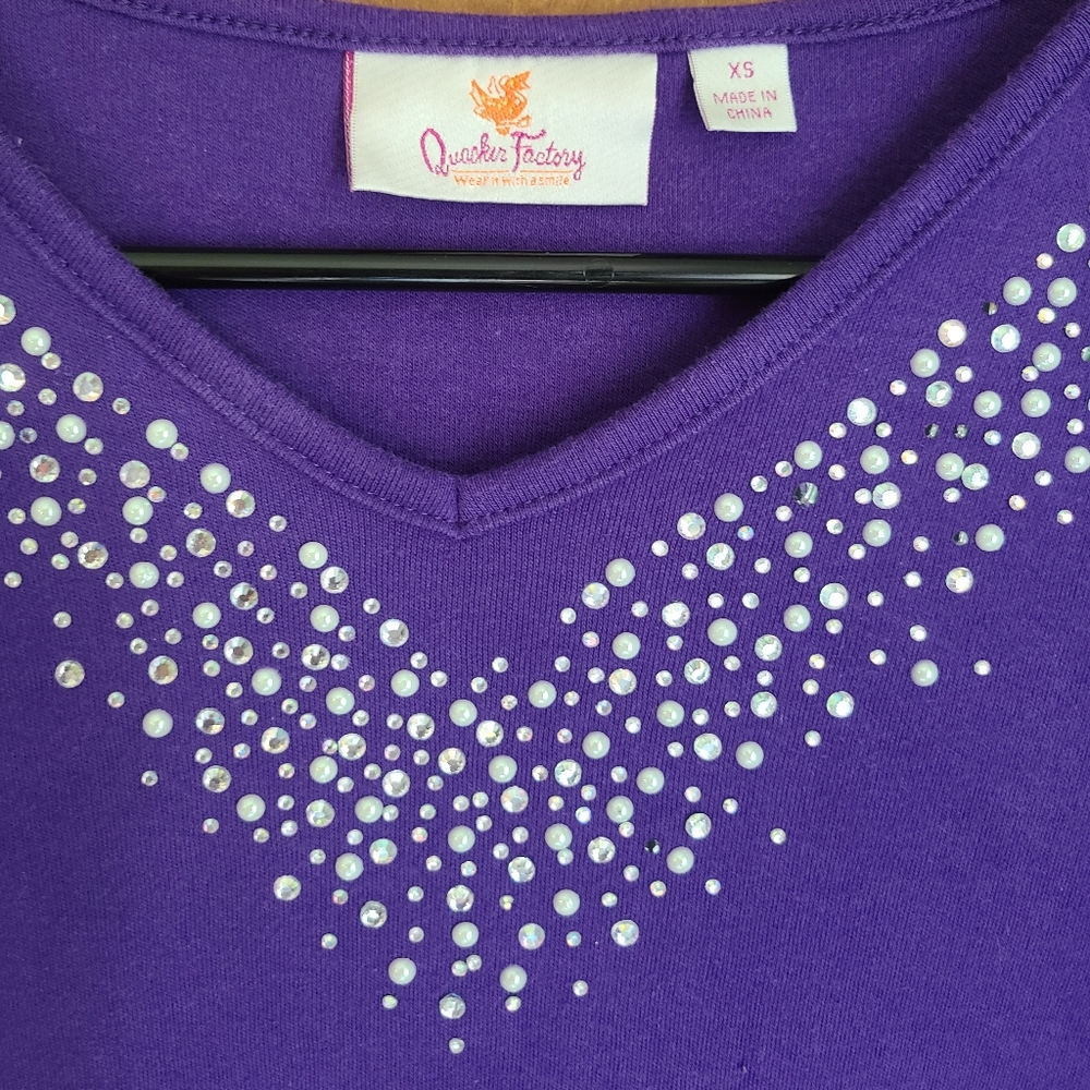 🦩 3/$30 Quacker Factory Purple Rhinestone Top - Picture 2 of 3